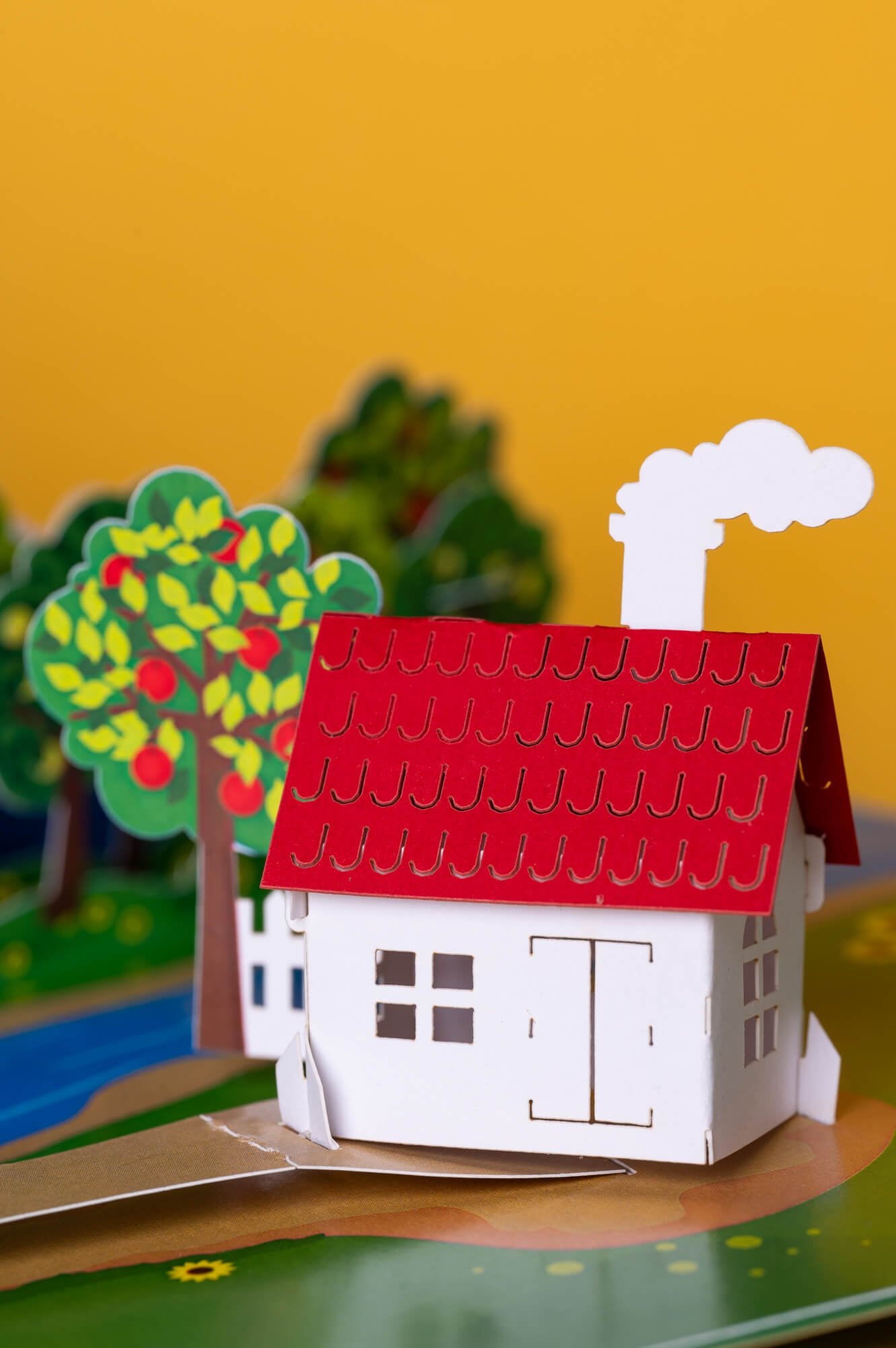 MAŽASIS GANDRIUKAS – VASARA: išskirtinio grožio 3D pop - up atvirukas + vokas - OBUOLYS