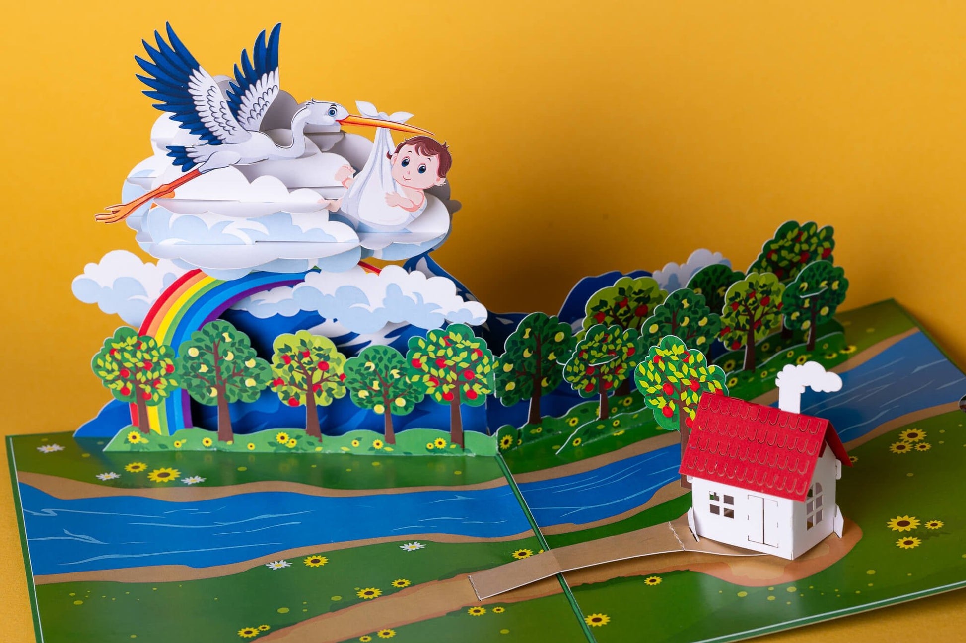 MAŽASIS GANDRIUKAS – VASARA: išskirtinio grožio 3D pop - up atvirukas + vokas - OBUOLYS