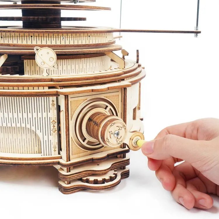 MECHANINIS PLANETŲ MODELIS: 3D medinė dėlionė, vaizduojanti 8 Saulės sistemos planetų orbitas - OBUOLYS