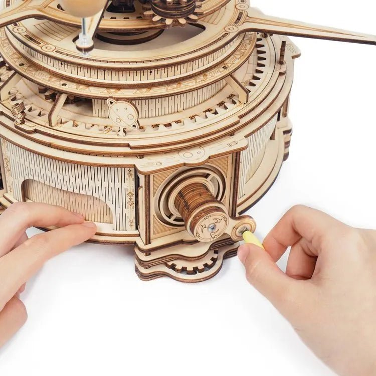 MECHANINIS PLANETŲ MODELIS: 3D medinė dėlionė, vaizduojanti 8 Saulės sistemos planetų orbitas - OBUOLYS