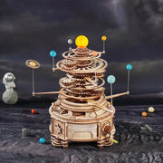 MECHANINIS PLANETŲ MODELIS: 3D medinė dėlionė, vaizduojanti 8 Saulės sistemos planetų orbitas - OBUOLYS