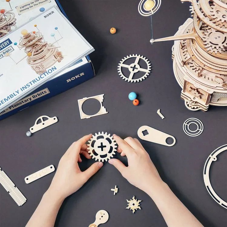 MECHANINIS PLANETŲ MODELIS: 3D medinė dėlionė, vaizduojanti 8 Saulės sistemos planetų orbitas - OBUOLYS