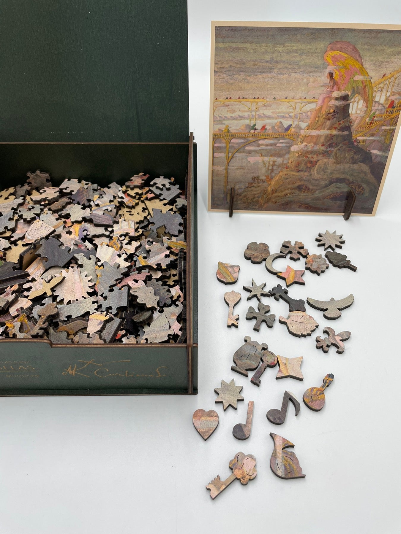 M.K. Čiurlionis Angelas Medinė dėlionė XL dydis (700 detalės) Fantasy Puzzles - OBUOLYS
