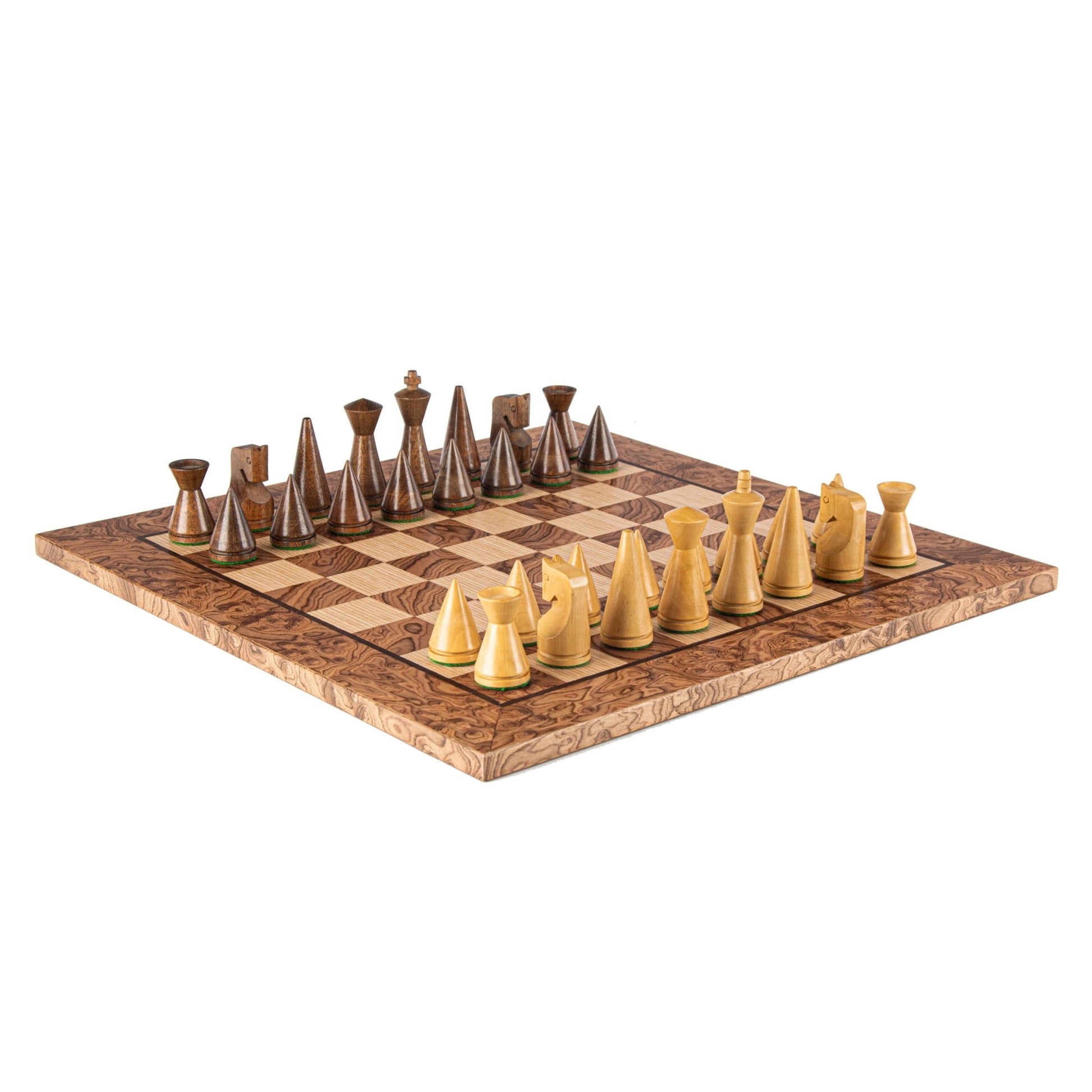 MODERNAUS STILIAUS RIEŠUTMEDŽIO ŠACHMATŲ RINKINYS: dydis 40x40 cm - OBUOLYS