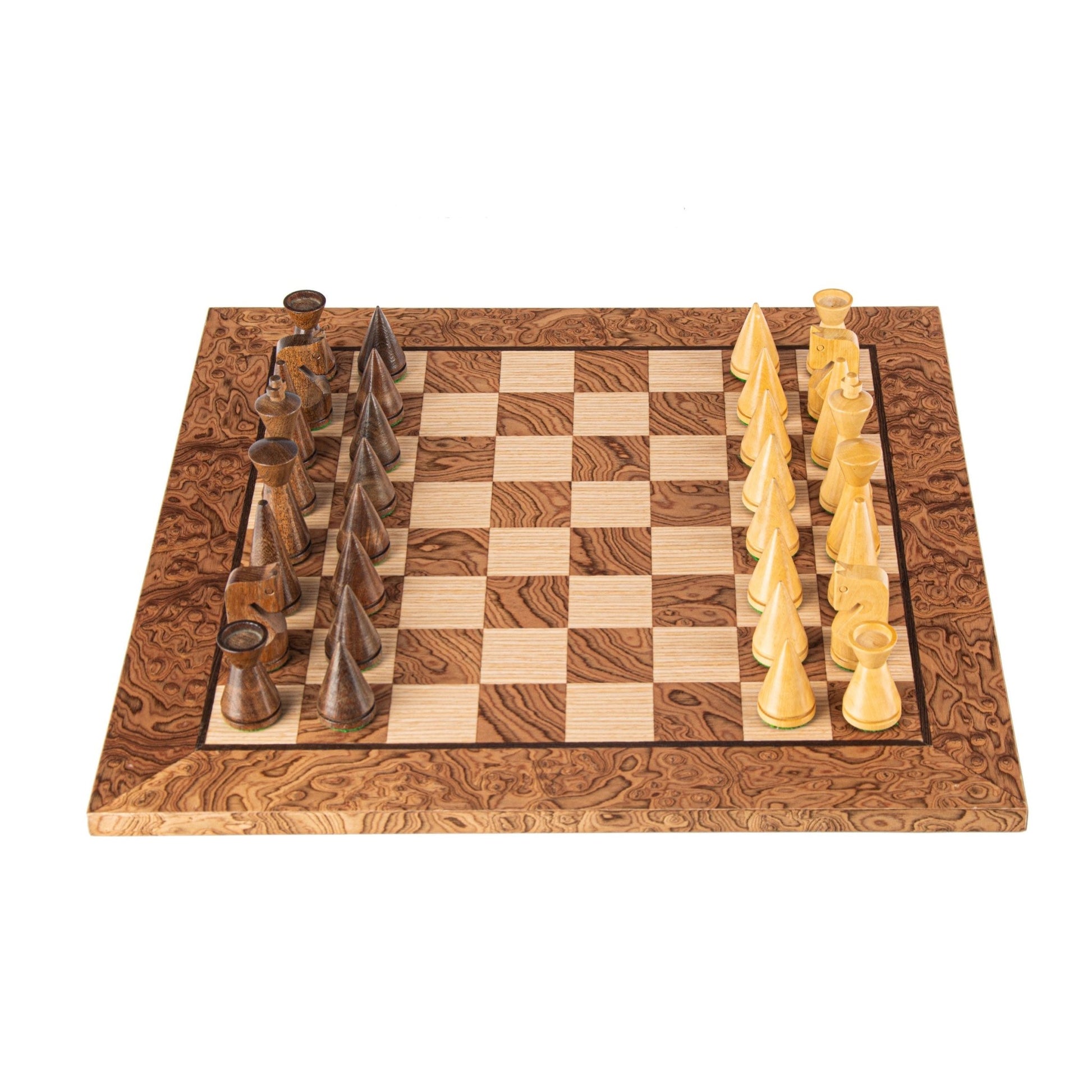 MODERNAUS STILIAUS RIEŠUTMEDŽIO ŠACHMATŲ RINKINYS: dydis 40x40 cm - OBUOLYS
