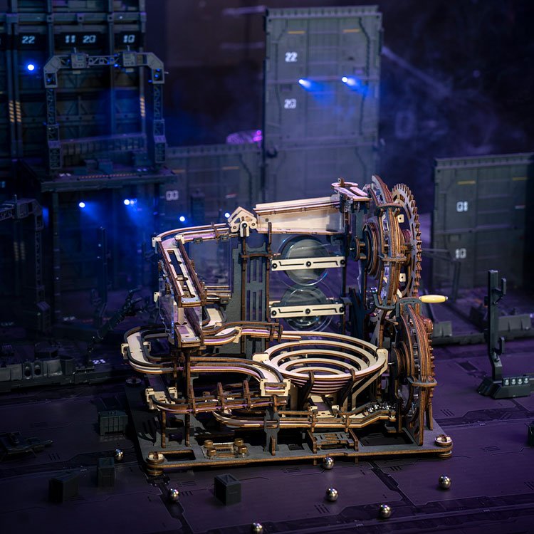 NAKTINIO MIESTO LABIRINTAS: 3D medinė dėlionė mechanikos entuziastams - OBUOLYS