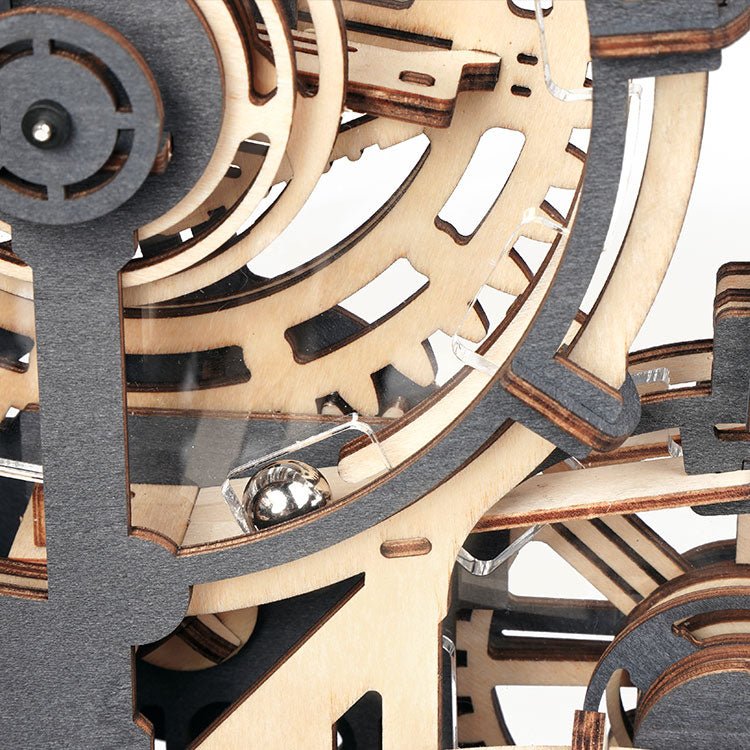 NAKTINIO MIESTO LABIRINTAS: 3D medinė dėlionė mechanikos entuziastams - OBUOLYS