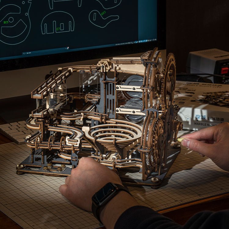 NAKTINIO MIESTO LABIRINTAS: 3D medinė dėlionė mechanikos entuziastams - OBUOLYS