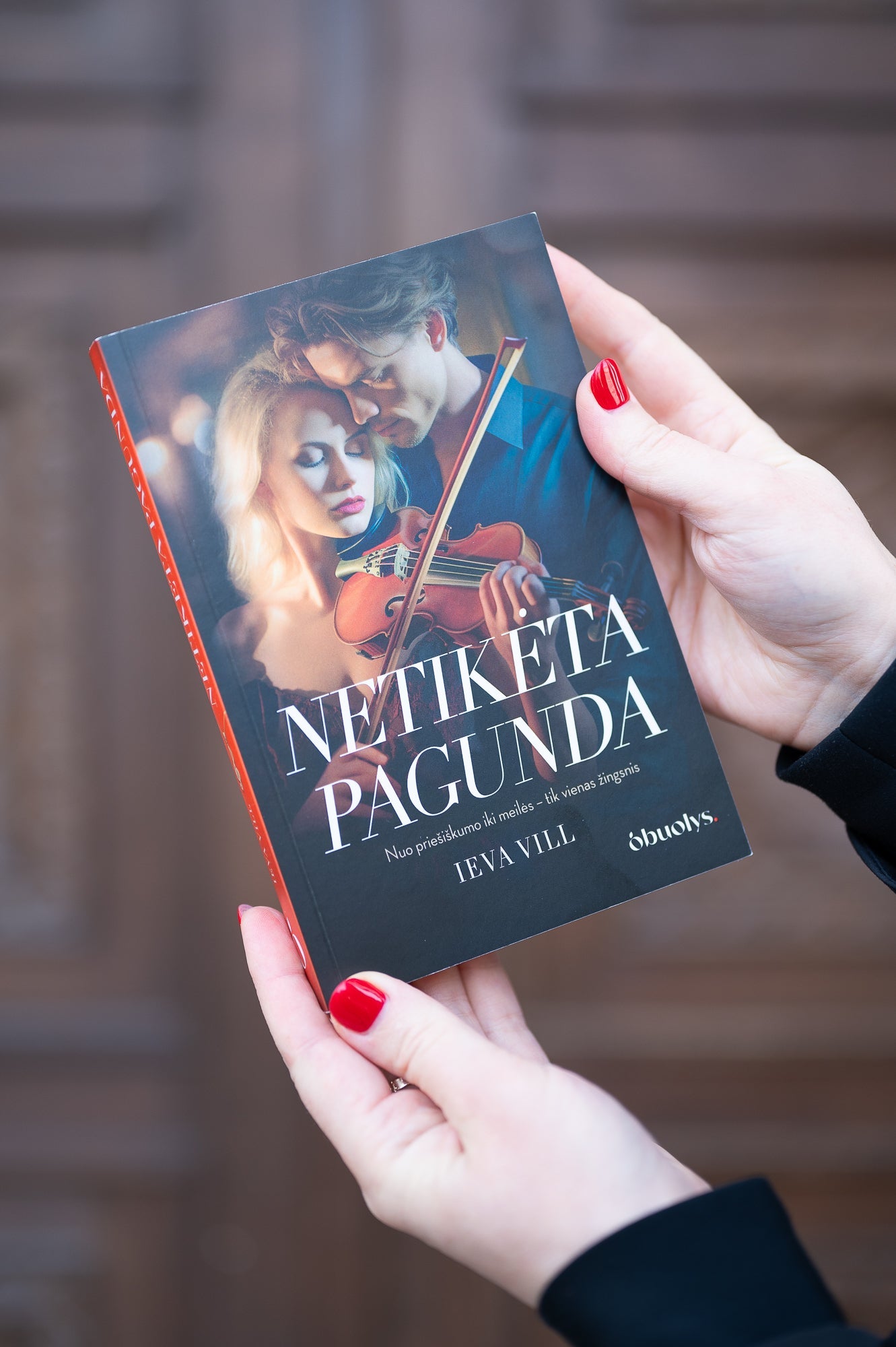 NETIKĖTA PAGUNDA: žaismingas, dinamiškas meilės romanas – nuo priešiškumo iki meilės kartais būna tik vienas žingsnis... - OBUOLYS