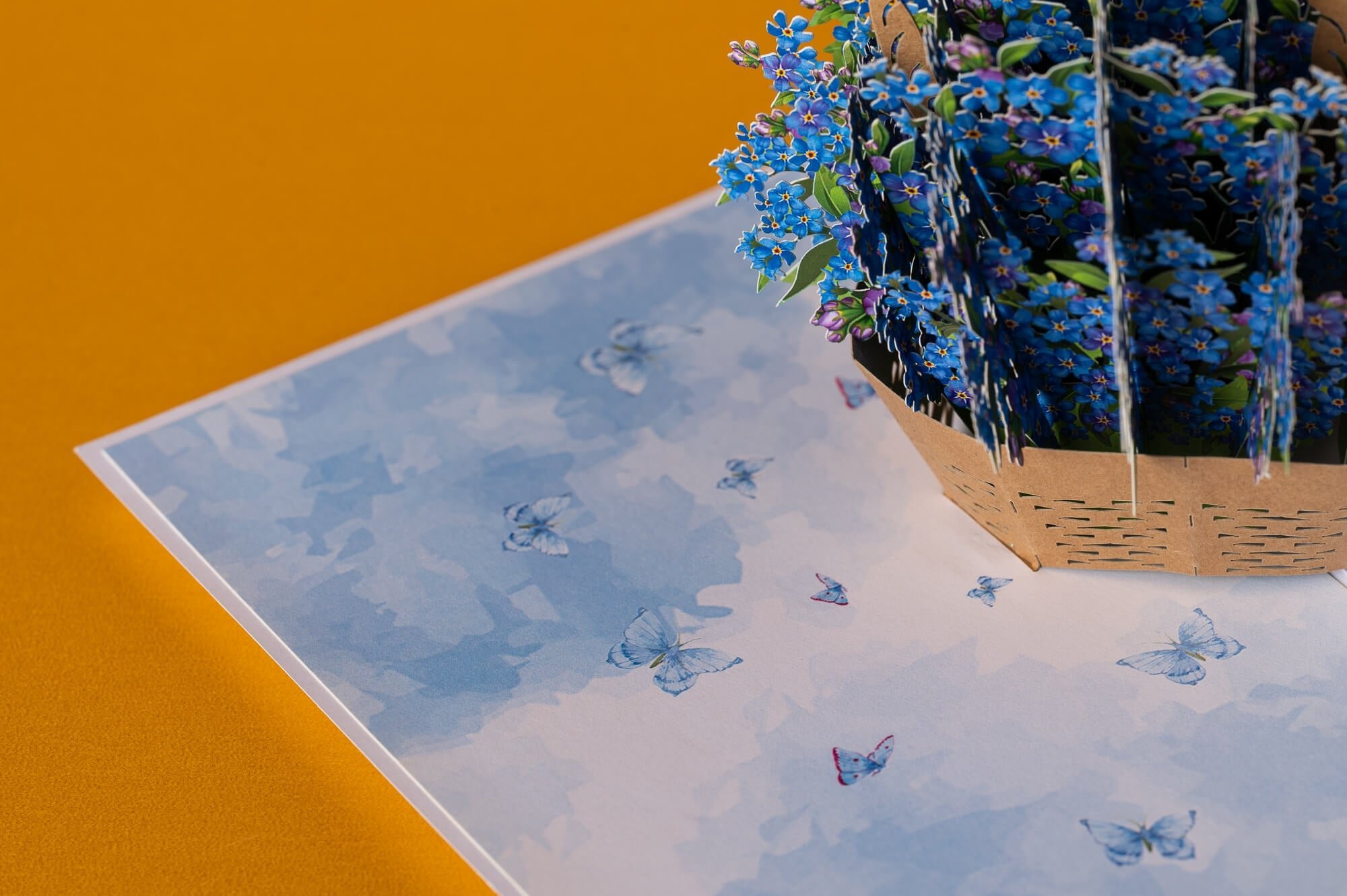 NEUŽMIRŠTUOLĖS: išskirtinio grožio 3D pop - up atvirukas + vokas - OBUOLYS
