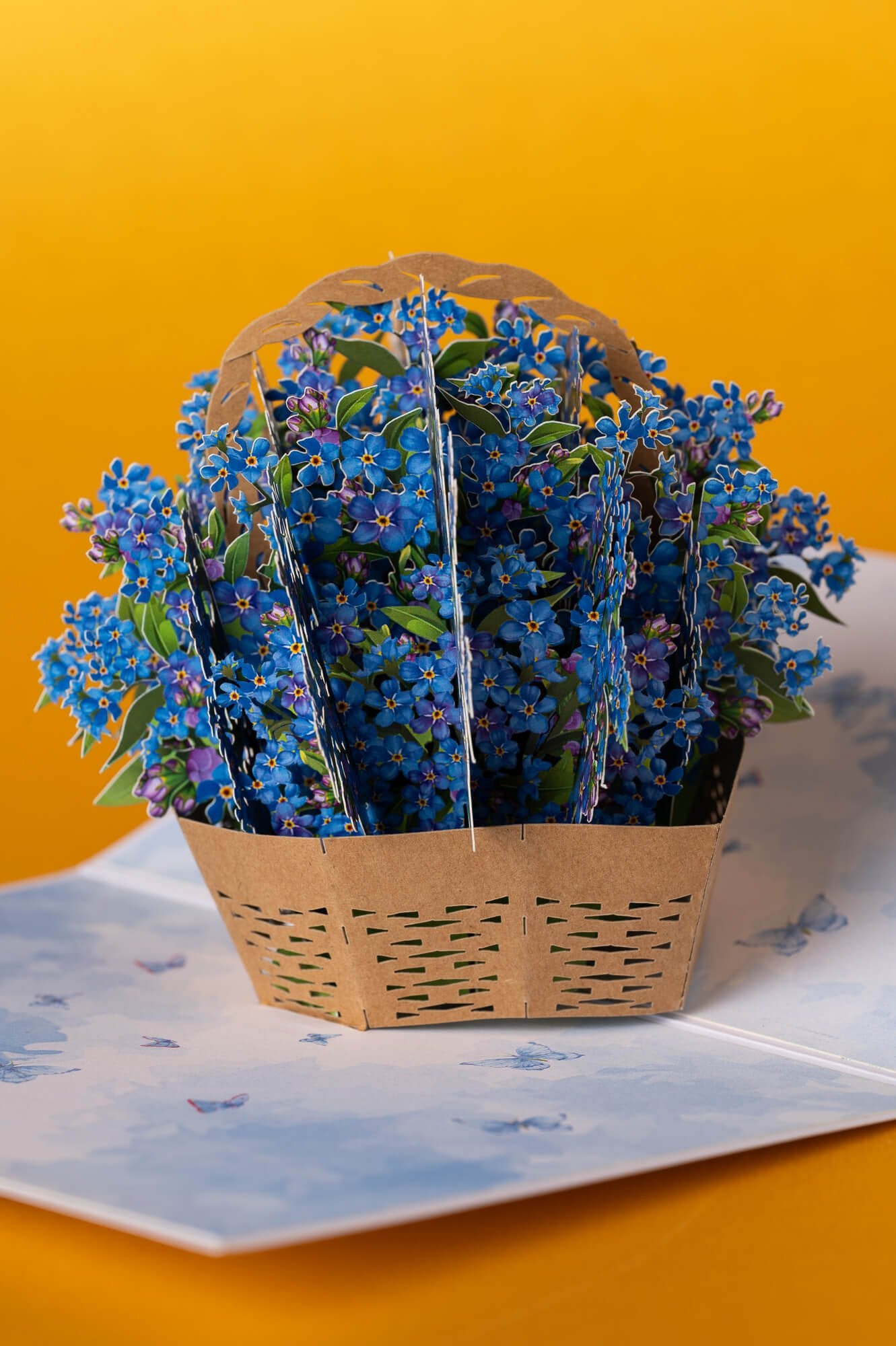 NEUŽMIRŠTUOLĖS: išskirtinio grožio 3D pop - up atvirukas + vokas - OBUOLYS