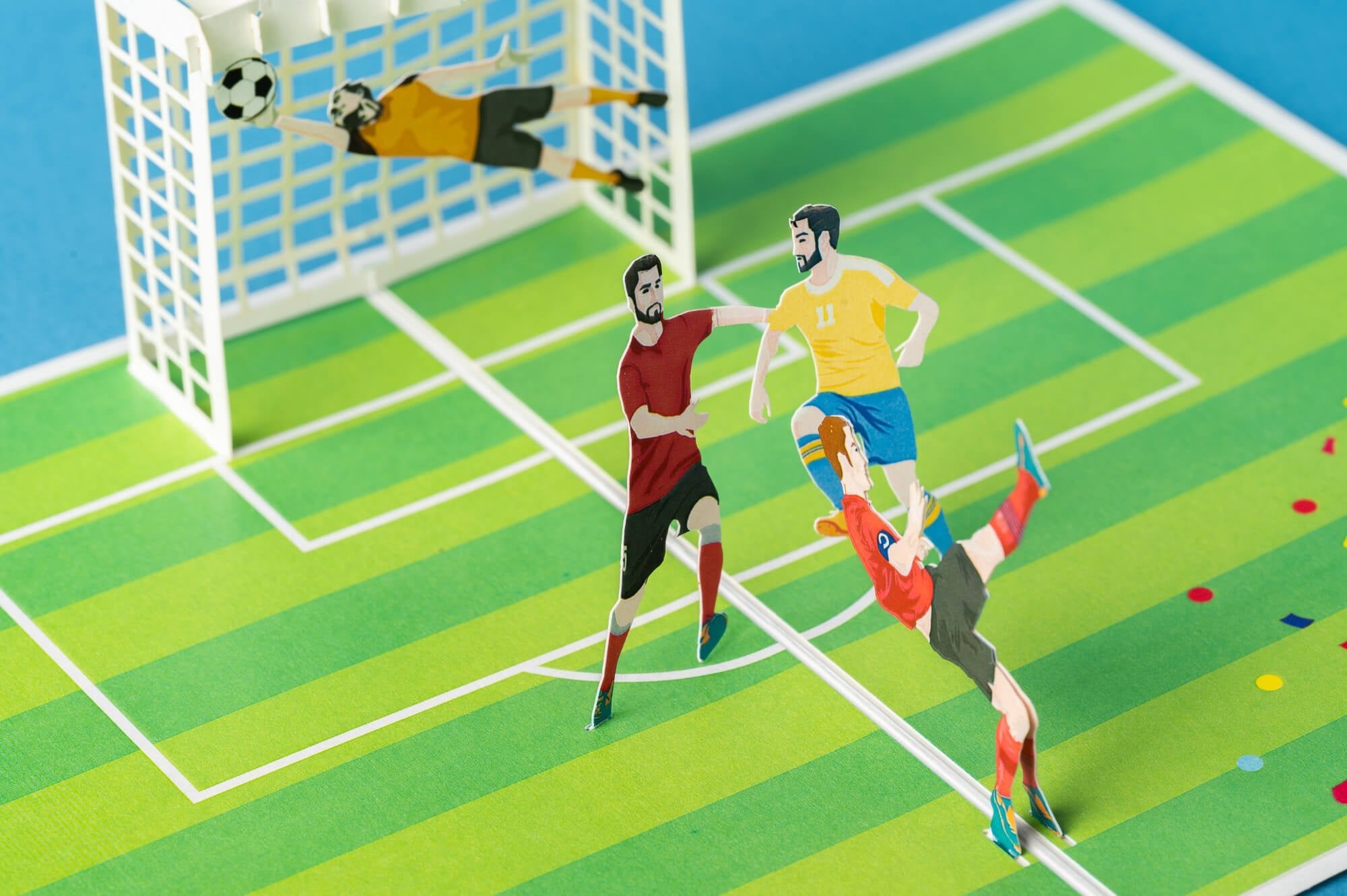 PERGALĖ FUTBOLO VARŽYBOSE: išskirtinio grožio 3D pop - up atvirukas + vokas - OBUOLYS
