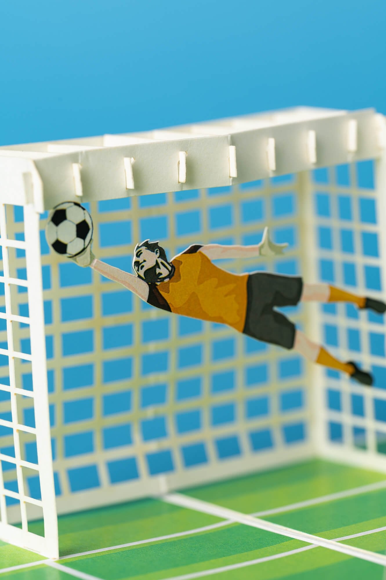 PERGALĖ FUTBOLO VARŽYBOSE: išskirtinio grožio 3D pop - up atvirukas + vokas - OBUOLYS