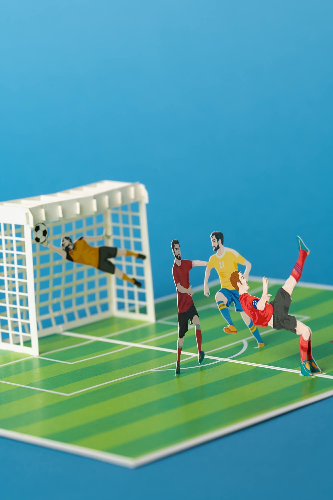 PERGALĖ FUTBOLO VARŽYBOSE: išskirtinio grožio 3D pop - up atvirukas + vokas - OBUOLYS