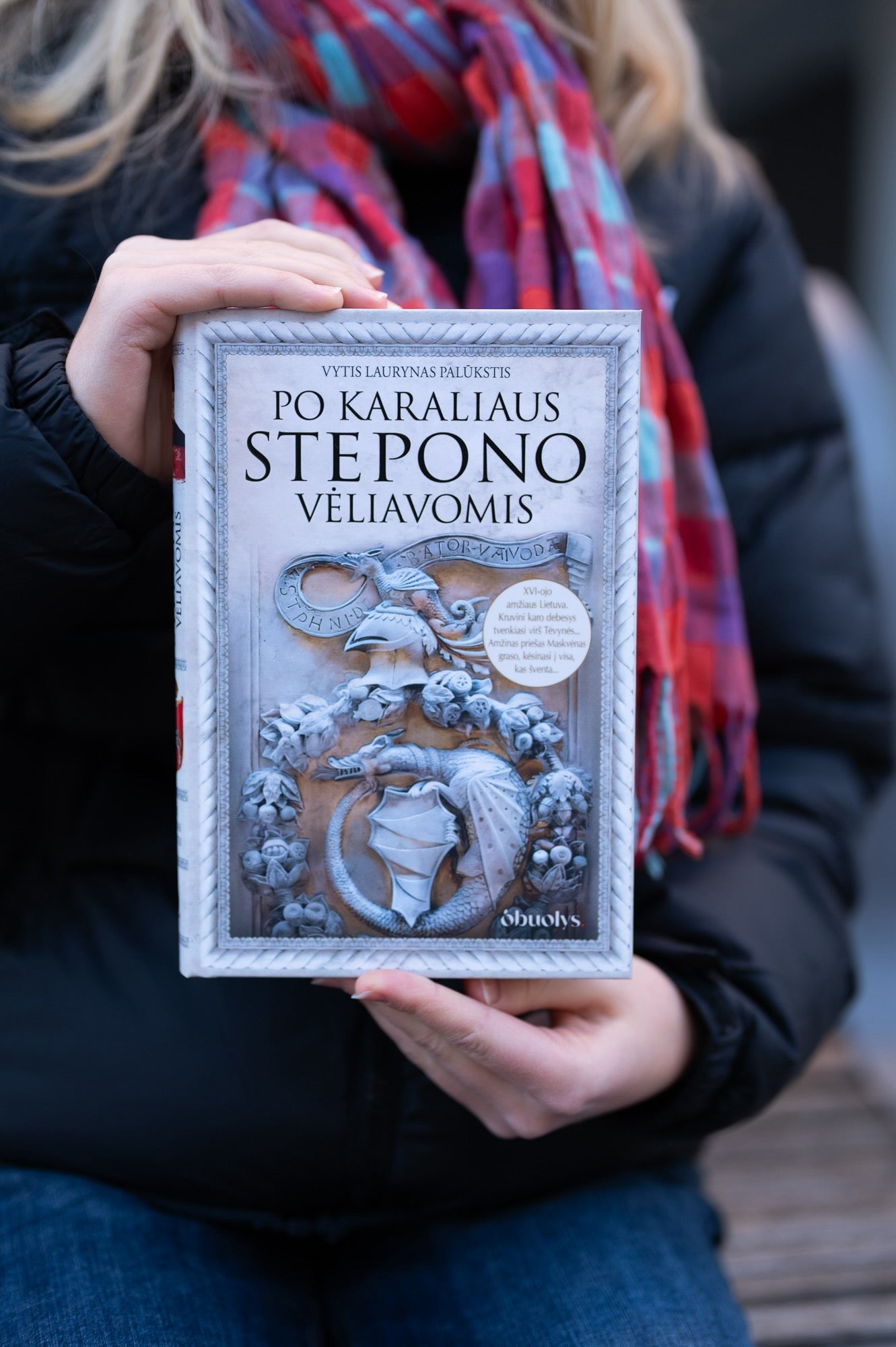PO KARALIAUS STEPONO VĖLIAVOMIS: aistros, mūšiai, auksas ir nuodai, intrigos ir netikėti siužeto vingiai – tai istoriografine medžiaga paremtas pasakojimas apie XVI amžiaus Lietuvą - OBUOLYS