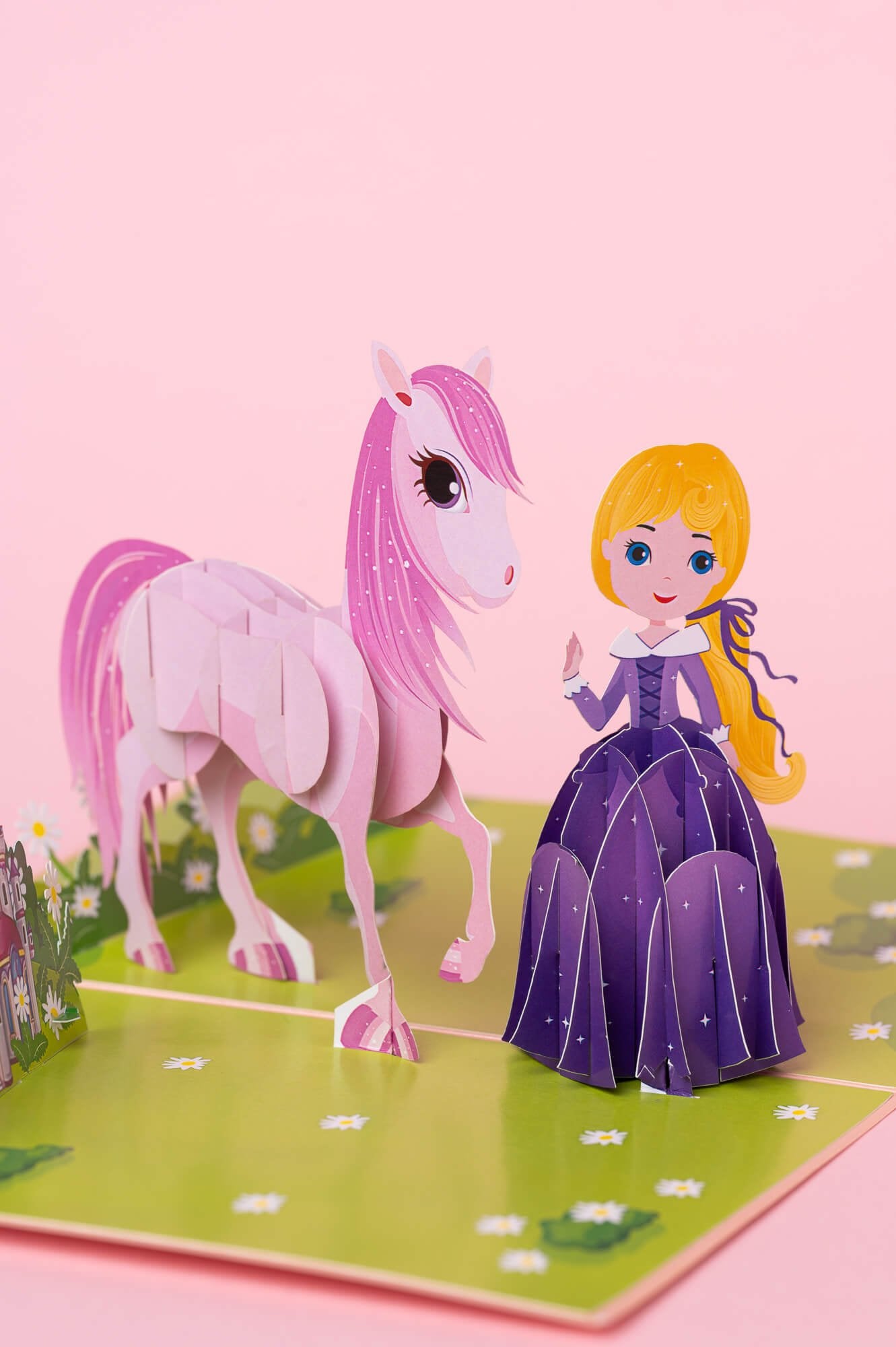 PRINCESĖ IR VIENARAGIS: išskirtinio grožio 3D pop - up atvirukas + vokas - OBUOLYS