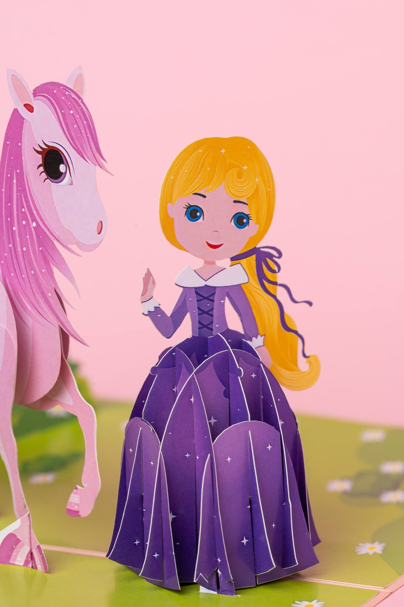 PRINCESĖ IR VIENARAGIS: išskirtinio grožio 3D pop - up atvirukas + vokas - OBUOLYS