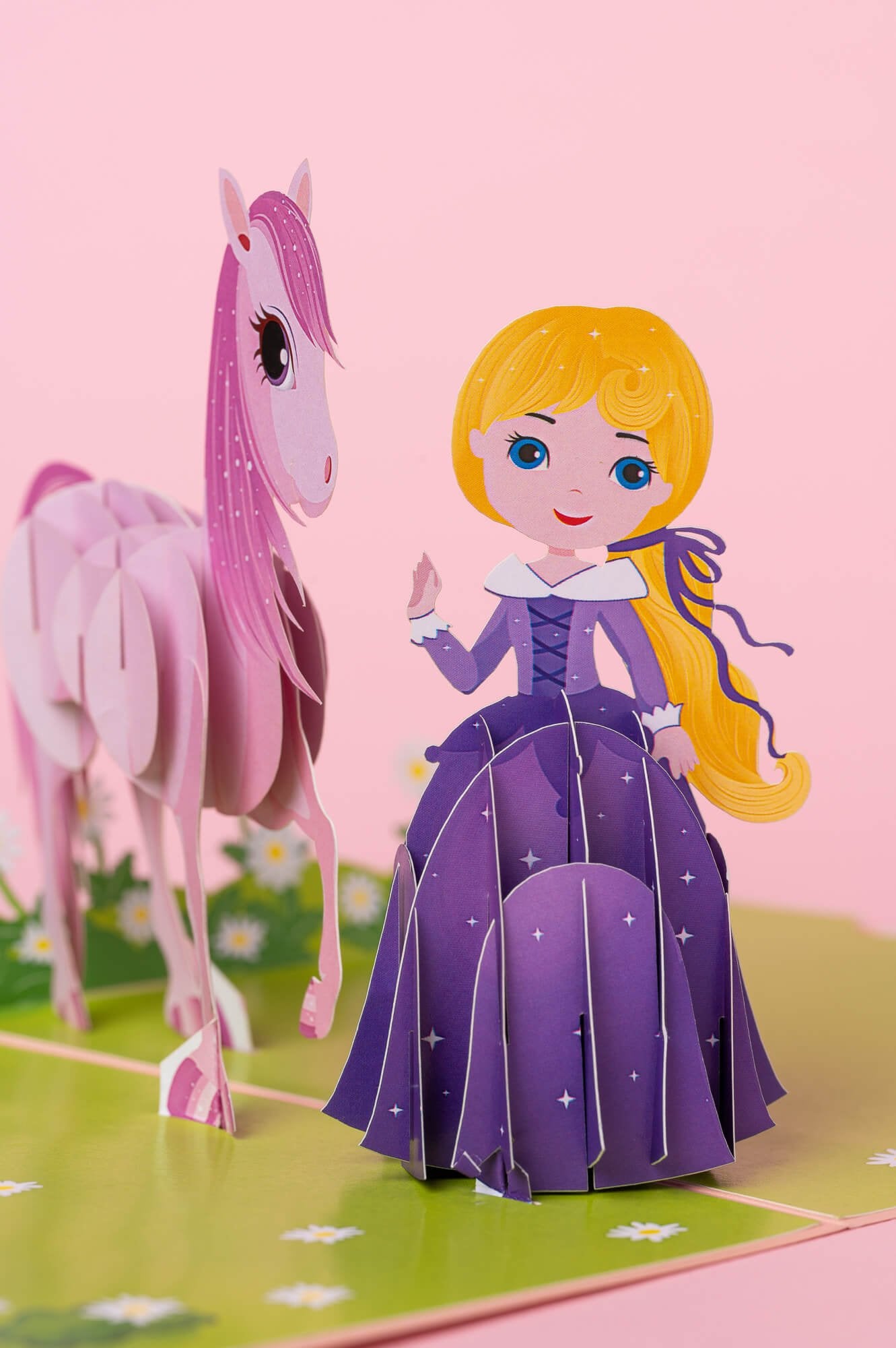 PRINCESĖ IR VIENARAGIS: išskirtinio grožio 3D pop - up atvirukas + vokas - OBUOLYS