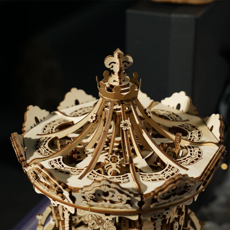 ROMANTIŠKA KARUSELĖ: 3D medinė dėlionė mechanikos entuziastams - OBUOLYS
