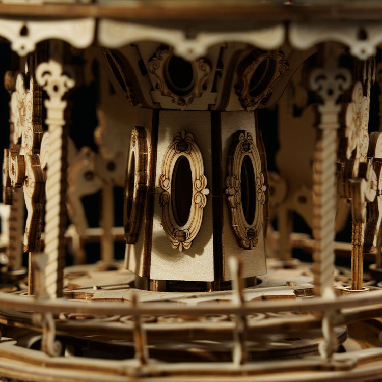 ROMANTIŠKA KARUSELĖ: 3D medinė dėlionė mechanikos entuziastams - OBUOLYS