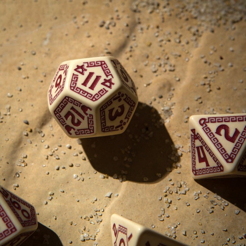Runequest kauliukų rinkinys smėlio ir bordinės spalvos - OBUOLYS