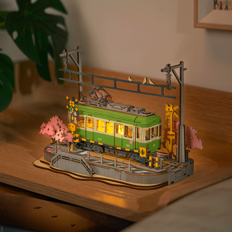 SAKURŲ TRAMVAJUS: gerą nuotaiką garantuojanti 3D medinė dėlionė – knygų lentynos dekoracija - OBUOLYS