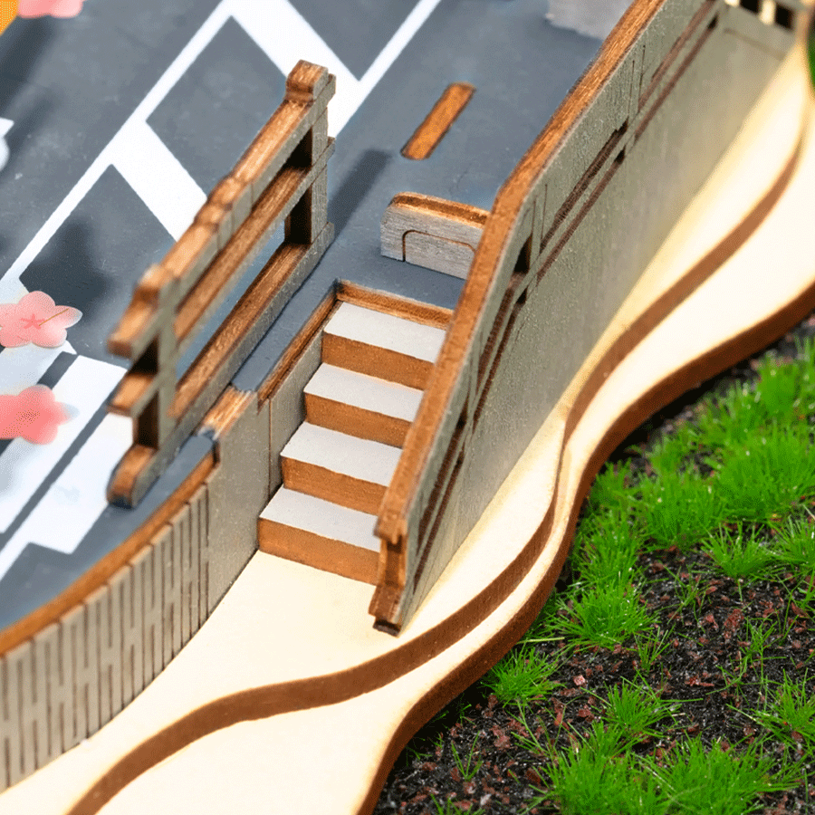 SAKURŲ TRAMVAJUS: gerą nuotaiką garantuojanti 3D medinė dėlionė – knygų lentynos dekoracija - OBUOLYS