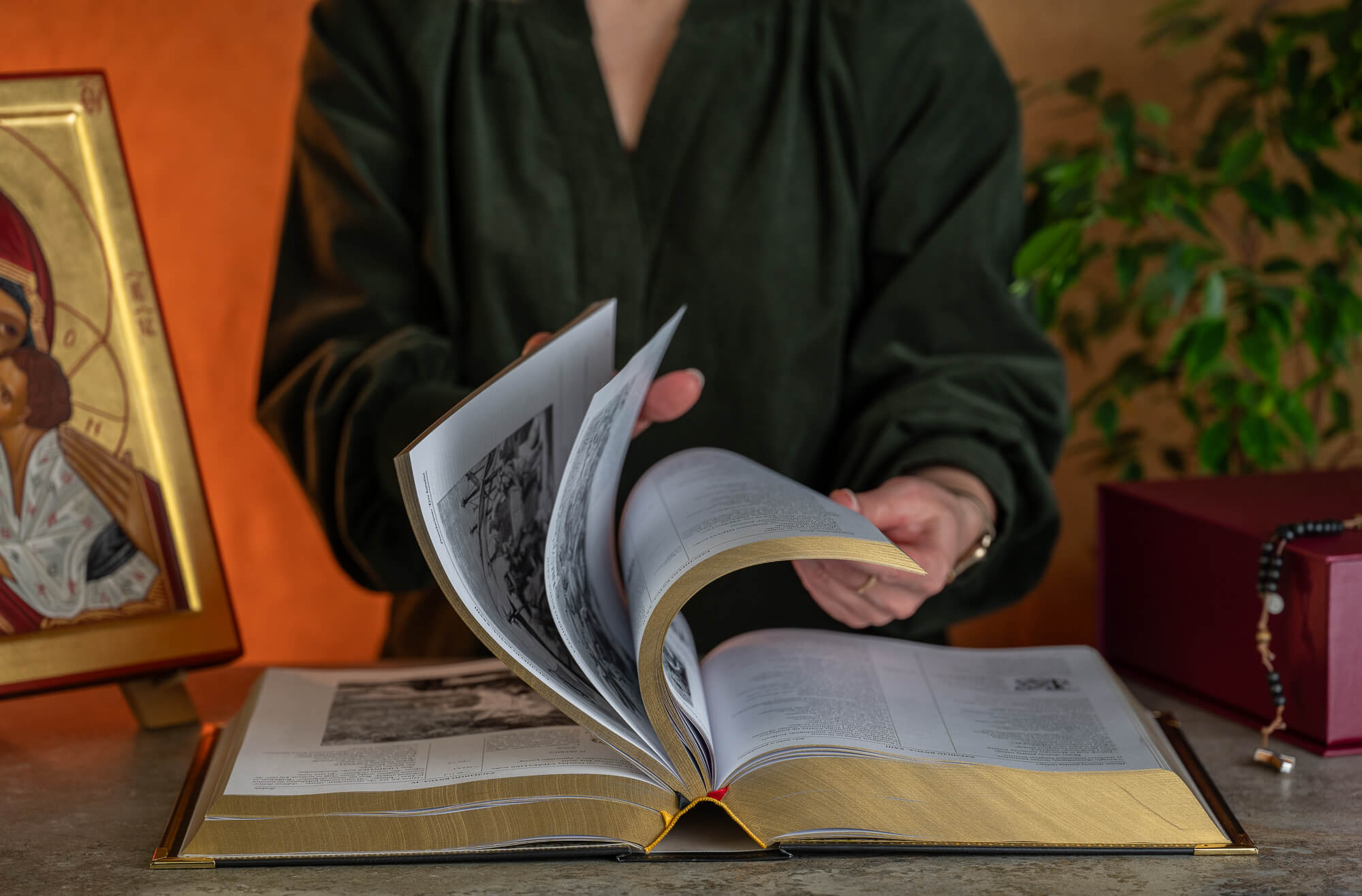 ŠEIMOS BIBLIJA: gražiausia ir didžiausia pasaulyje iliustruota lietuviška Biblija + galimybė personalizuoti Jūsų šeimos vardu - OBUOLYS