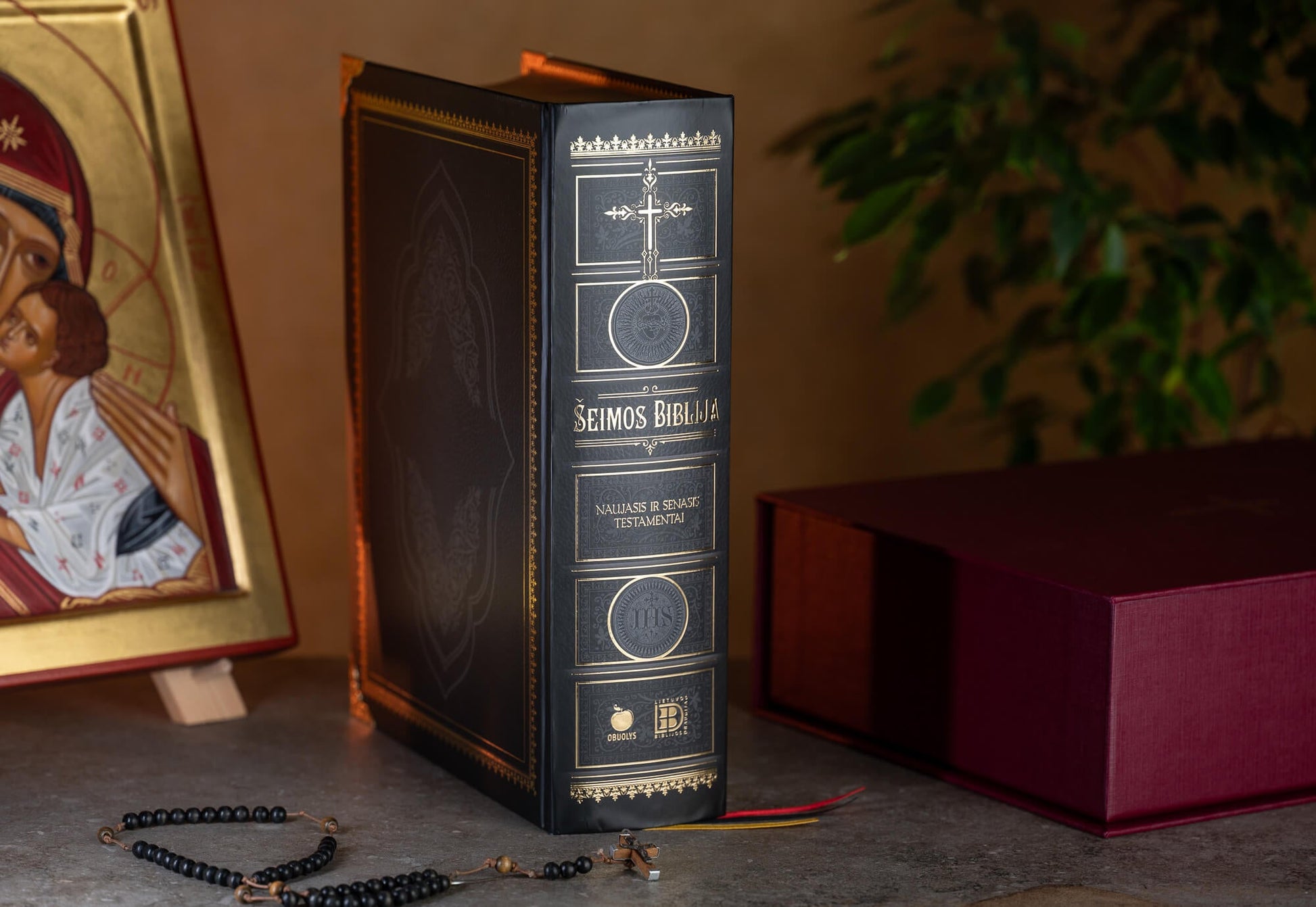 ŠEIMOS BIBLIJA: gražiausia ir didžiausia pasaulyje iliustruota lietuviška Biblija + galimybė personalizuoti Jūsų šeimos vardu - OBUOLYS