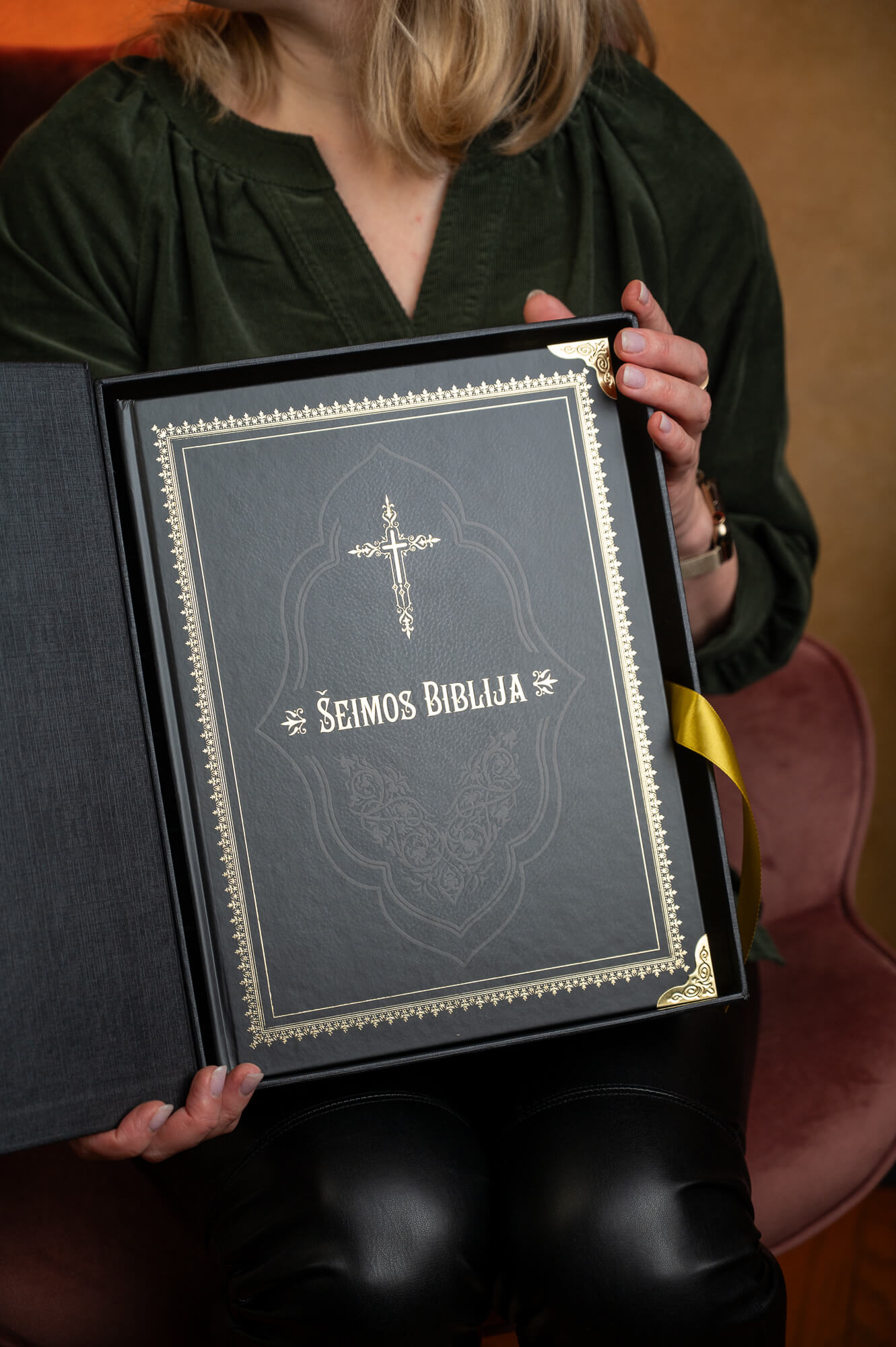 ŠEIMOS BIBLIJA: gražiausia ir didžiausia pasaulyje iliustruota lietuviška Biblija + galimybė personalizuoti Jūsų šeimos vardu - OBUOLYS
