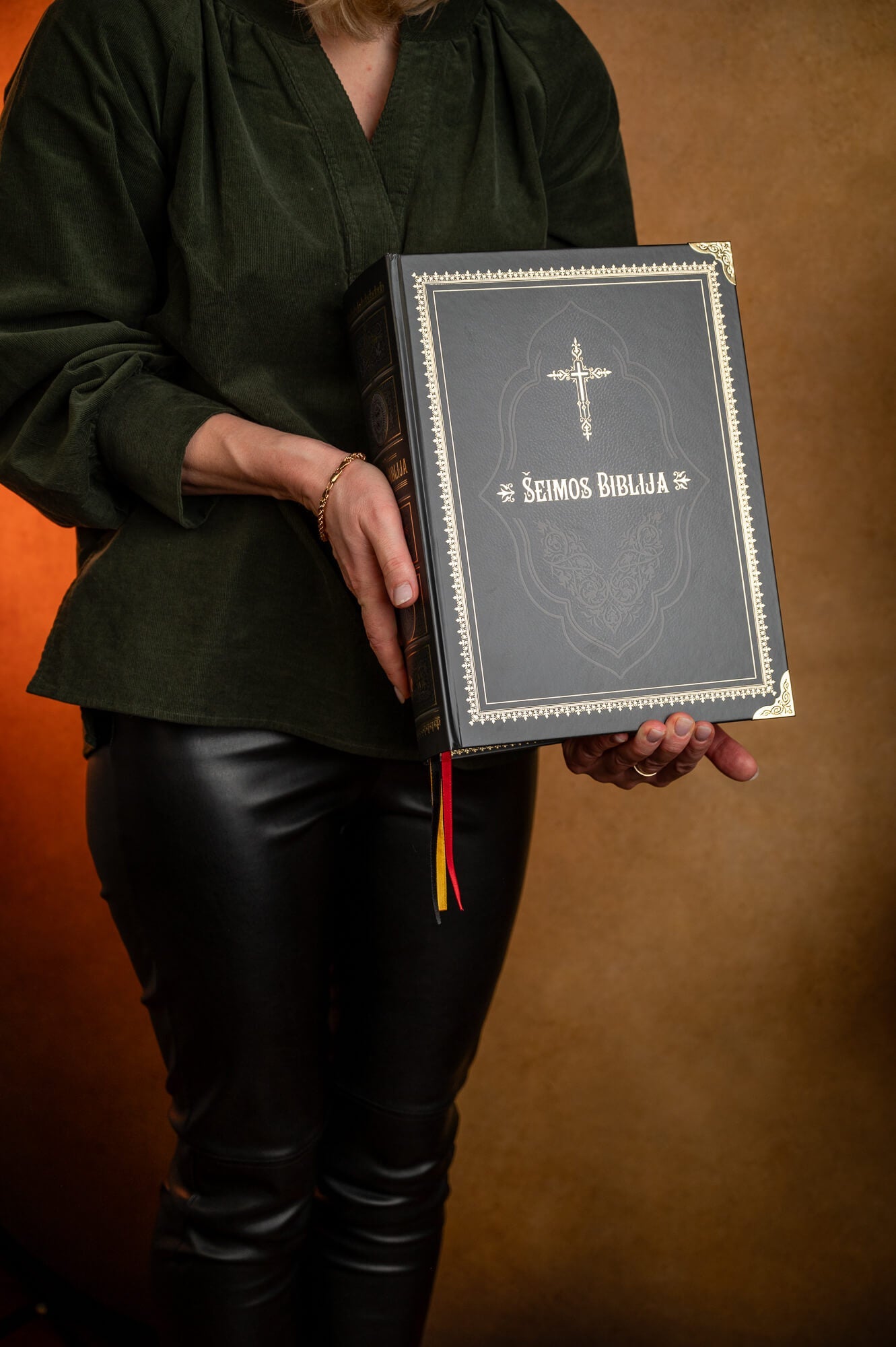 ŠEIMOS BIBLIJA: gražiausia ir didžiausia pasaulyje iliustruota lietuviška Biblija + galimybė personalizuoti Jūsų šeimos vardu - OBUOLYS
