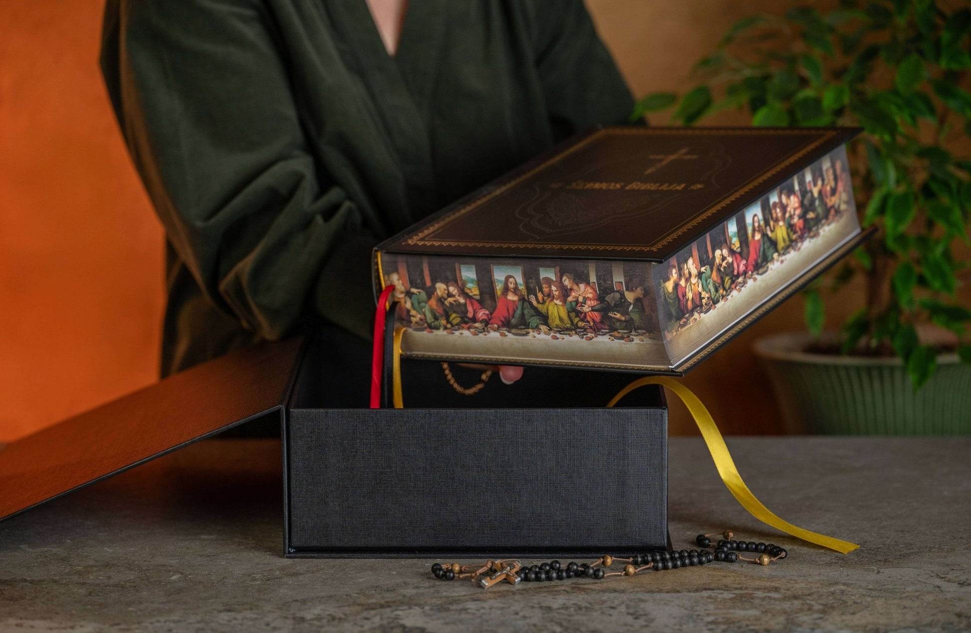 ŠEIMOS BIBLIJA: limituotas leidimas su unikalia puslapių briauna – Leonardo da Vinčio šedevras „Paskutinė vakarienė“ - OBUOLYS