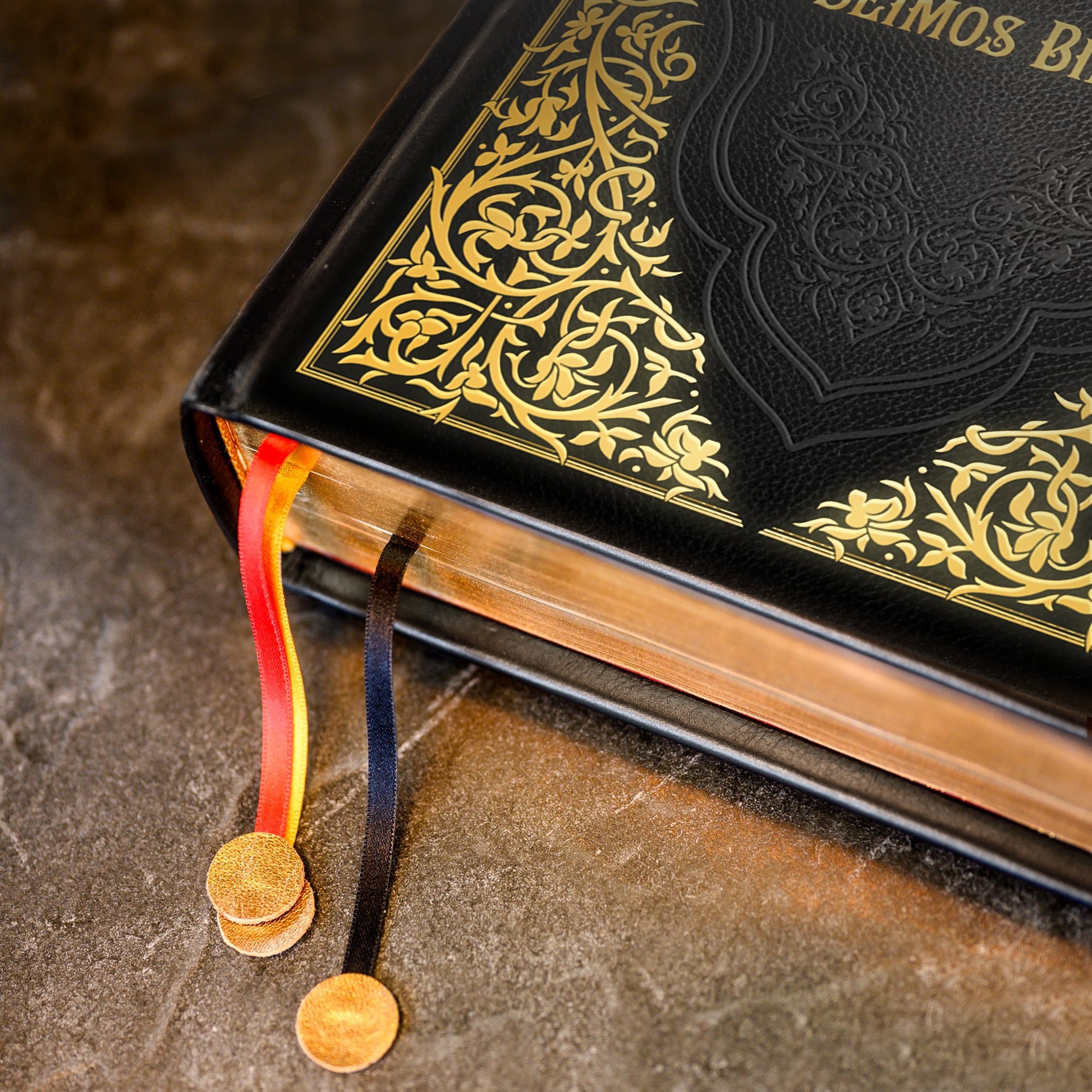 ŠEIMOS BIBLIJA – VIENETINIAI EGZEMPLIORIAI SU RANKŲ DARBO ODINIAIS VIRŠELIAIS - OBUOLYS
