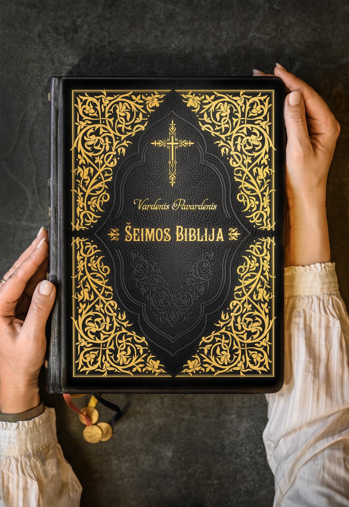 ŠEIMOS BIBLIJA – VIENETINIAI EGZEMPLIORIAI SU RANKŲ DARBO ODINIAIS VIRŠELIAIS - OBUOLYS