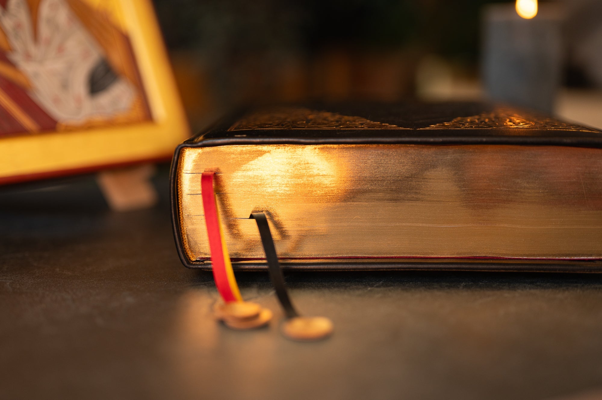 ŠEIMOS BIBLIJA – VIENETINIAI EGZEMPLIORIAI SU RANKŲ DARBO ODINIAIS VIRŠELIAIS - OBUOLYS
