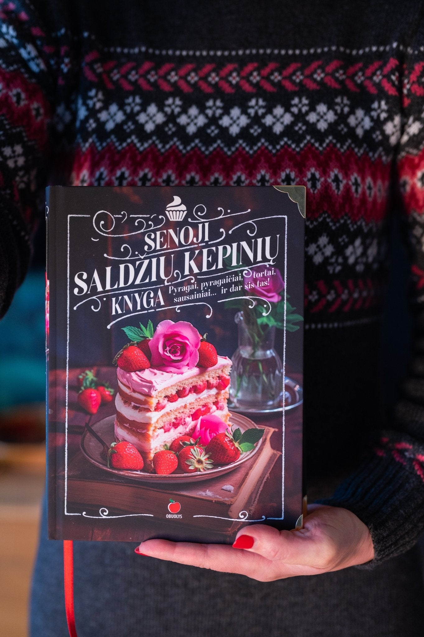 SENOJI SALDŽIŲ KEPINIŲ KNYGA: net 600 įvairių kepinių receptų + metalizuoti kampai + šilko juostelė - OBUOLYS