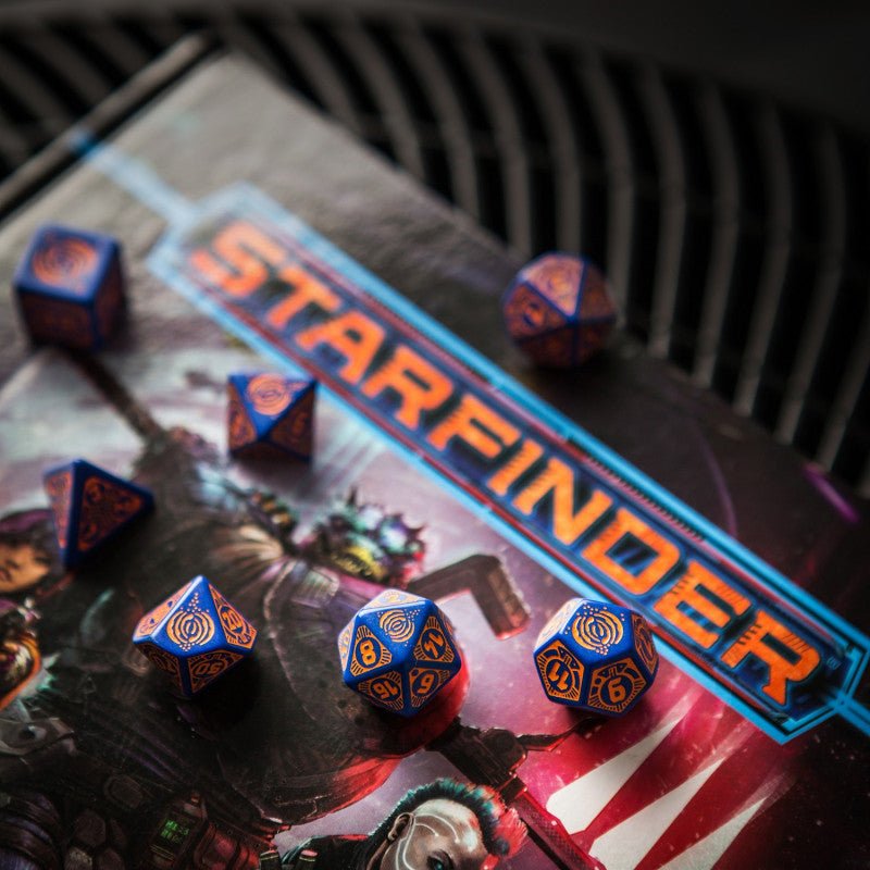Starfinder Dead Suns kauliukų rinkinys tamsiai mėlynos ir oranžinės sp - OBUOLYS
