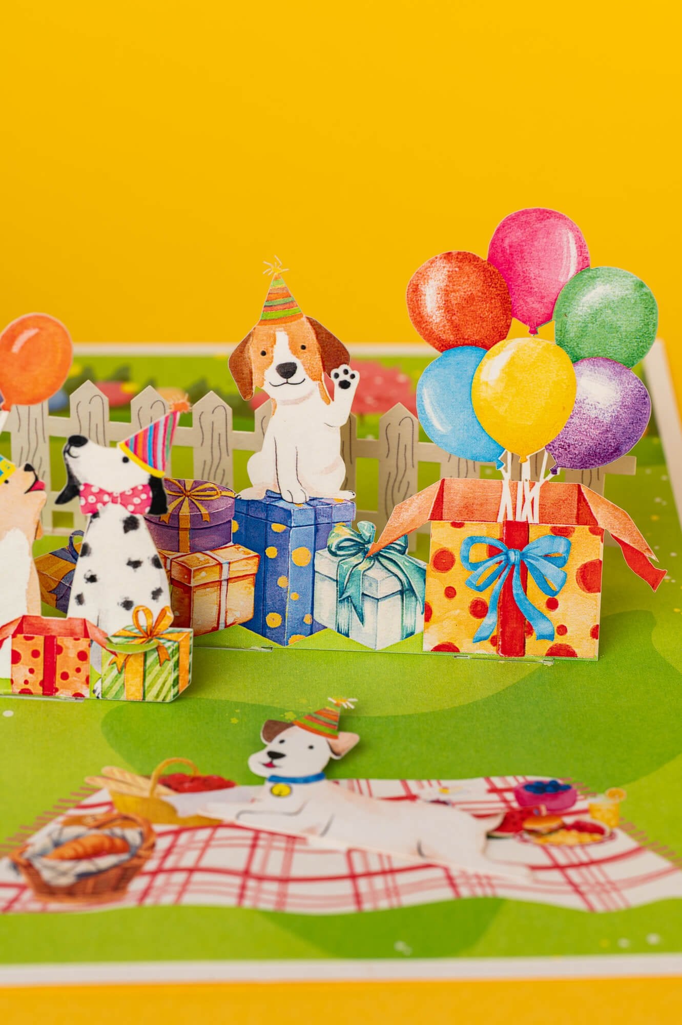 ŠUNIUKŲ PIKNIKAS: išskirtinio grožio 3D pop - up atvirukas + vokas - OBUOLYS