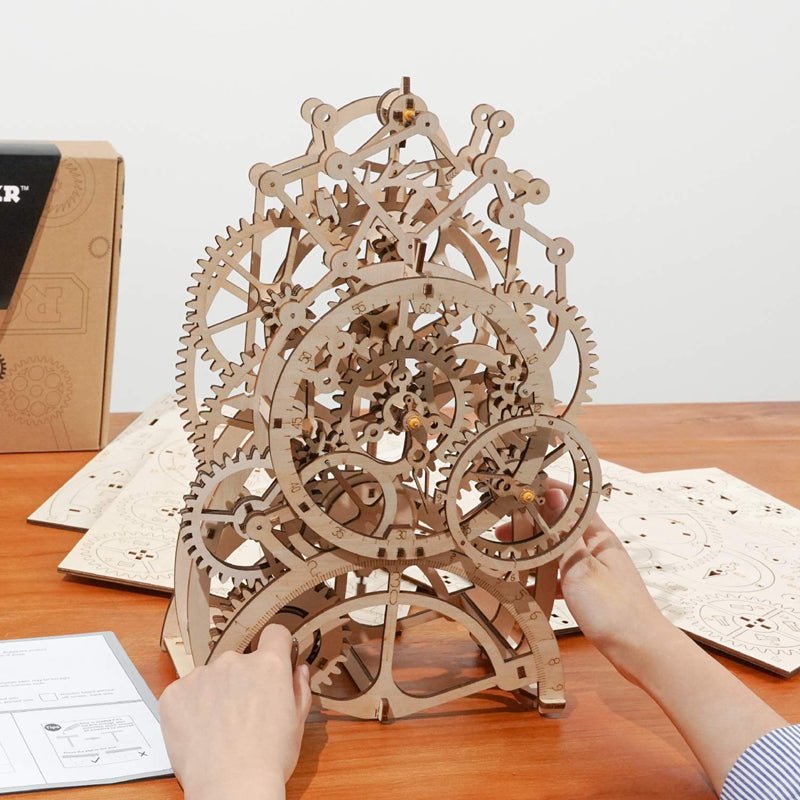 ŠVYTUOKLINIS LAIKRODIS: 3D medinė dėlionė mechanikos entuziastams - OBUOLYS