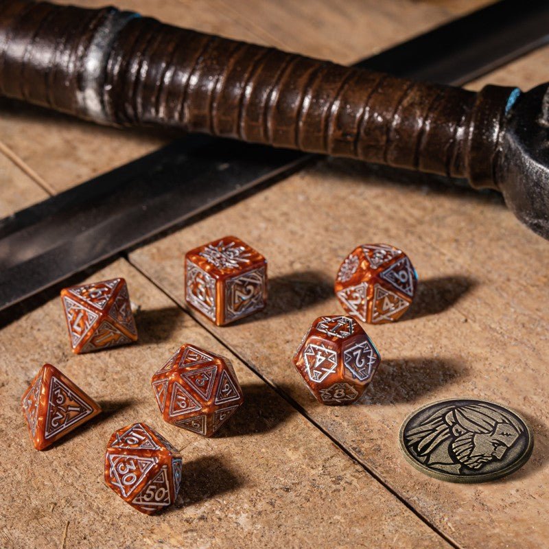 The Witcher Geralt kauliukų rinkinys karamelinės ir sidabrinės sp - OBUOLYS