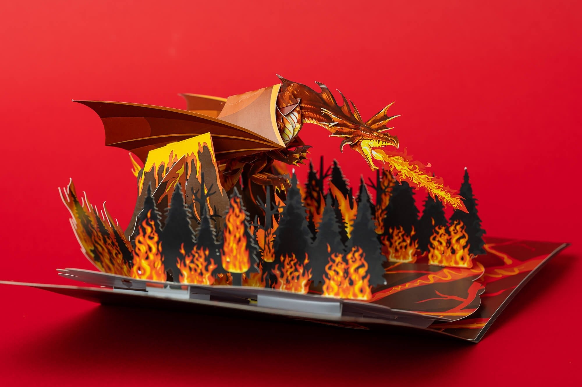 UGNINIS DRAKONAS: išskirtinio grožio 3D pop - up atvirukas + vokas - OBUOLYS