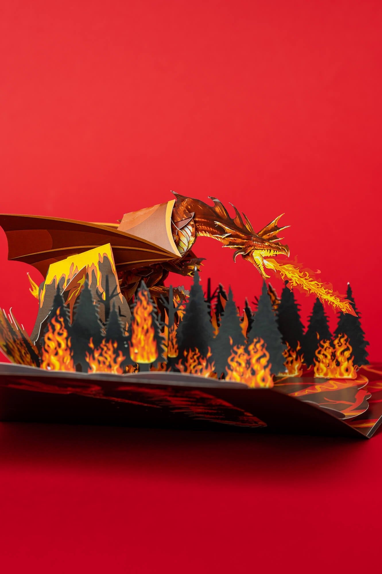 UGNINIS DRAKONAS: išskirtinio grožio 3D pop - up atvirukas + vokas - OBUOLYS