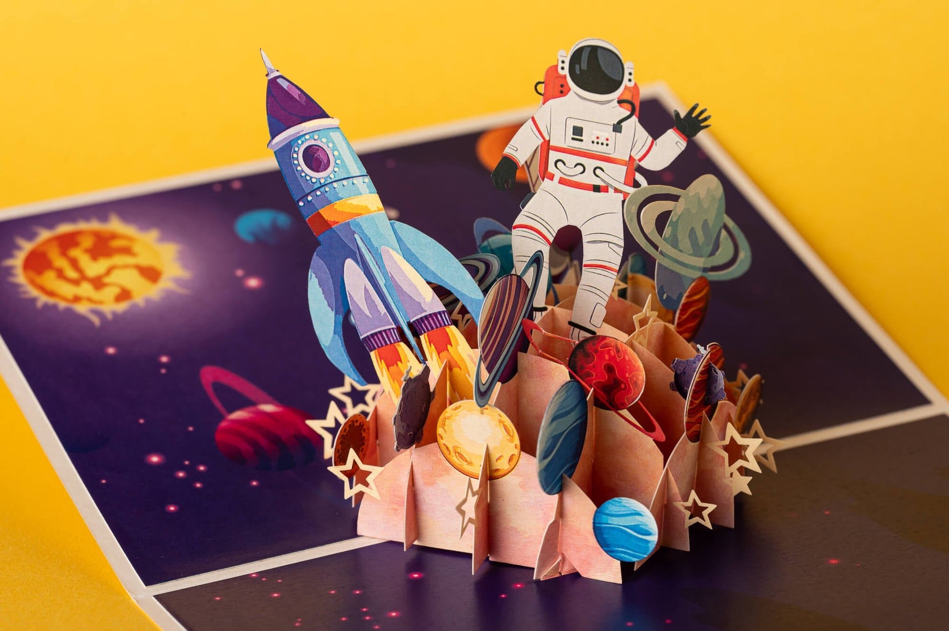 UŽAUGĘS BŪSIU KOSMONAUTAS: išskirtinio grožio 3D pop - up atvirukas + vokas - OBUOLYS
