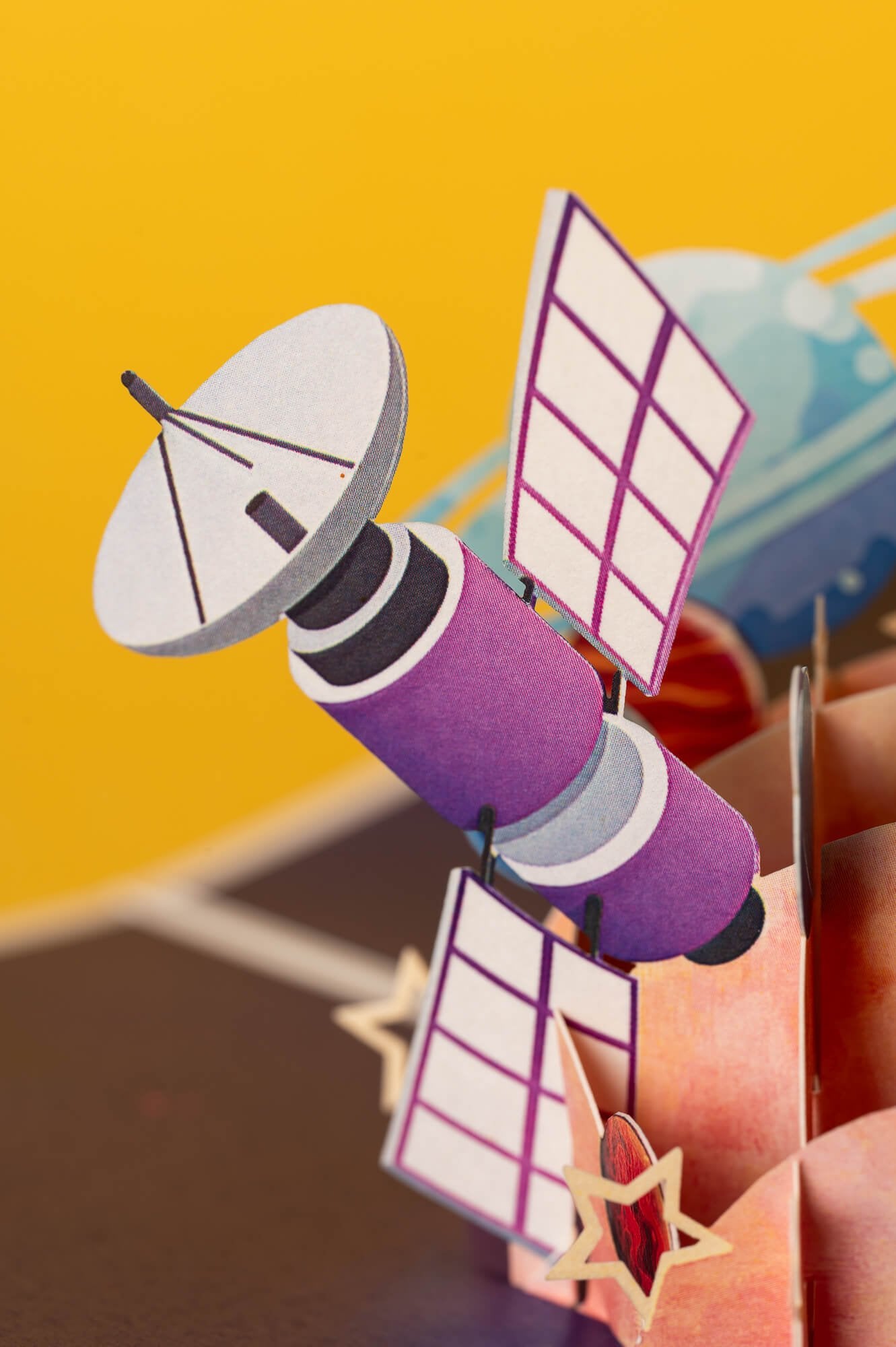 UŽAUGĘS BŪSIU KOSMONAUTAS: išskirtinio grožio 3D pop - up atvirukas + vokas - OBUOLYS