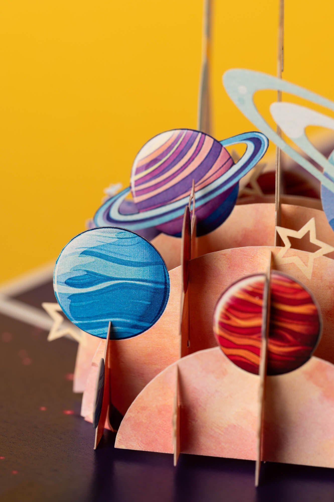 UŽAUGĘS BŪSIU KOSMONAUTAS: išskirtinio grožio 3D pop - up atvirukas + vokas - OBUOLYS