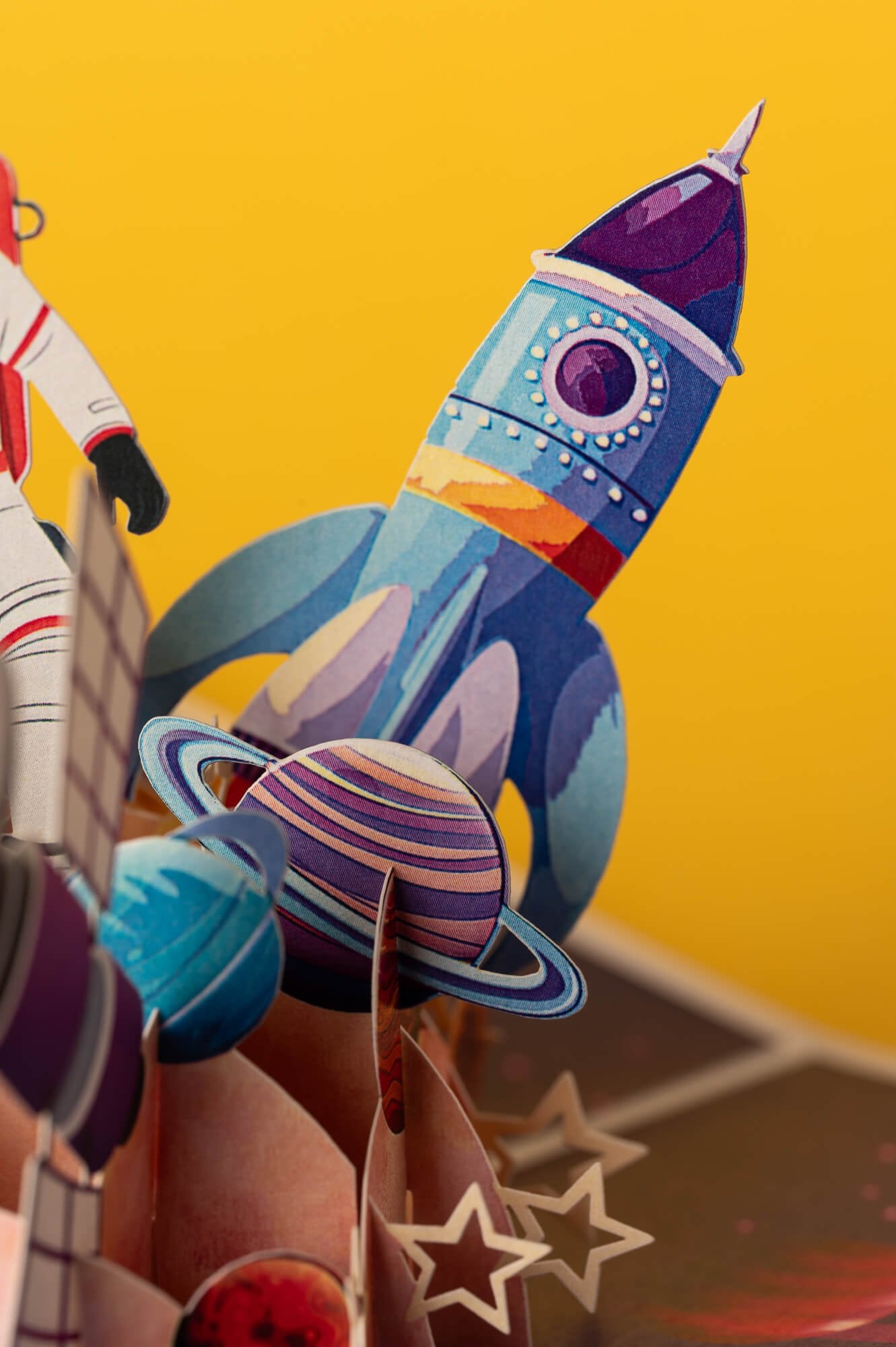 UŽAUGĘS BŪSIU KOSMONAUTAS: išskirtinio grožio 3D pop - up atvirukas + vokas - OBUOLYS