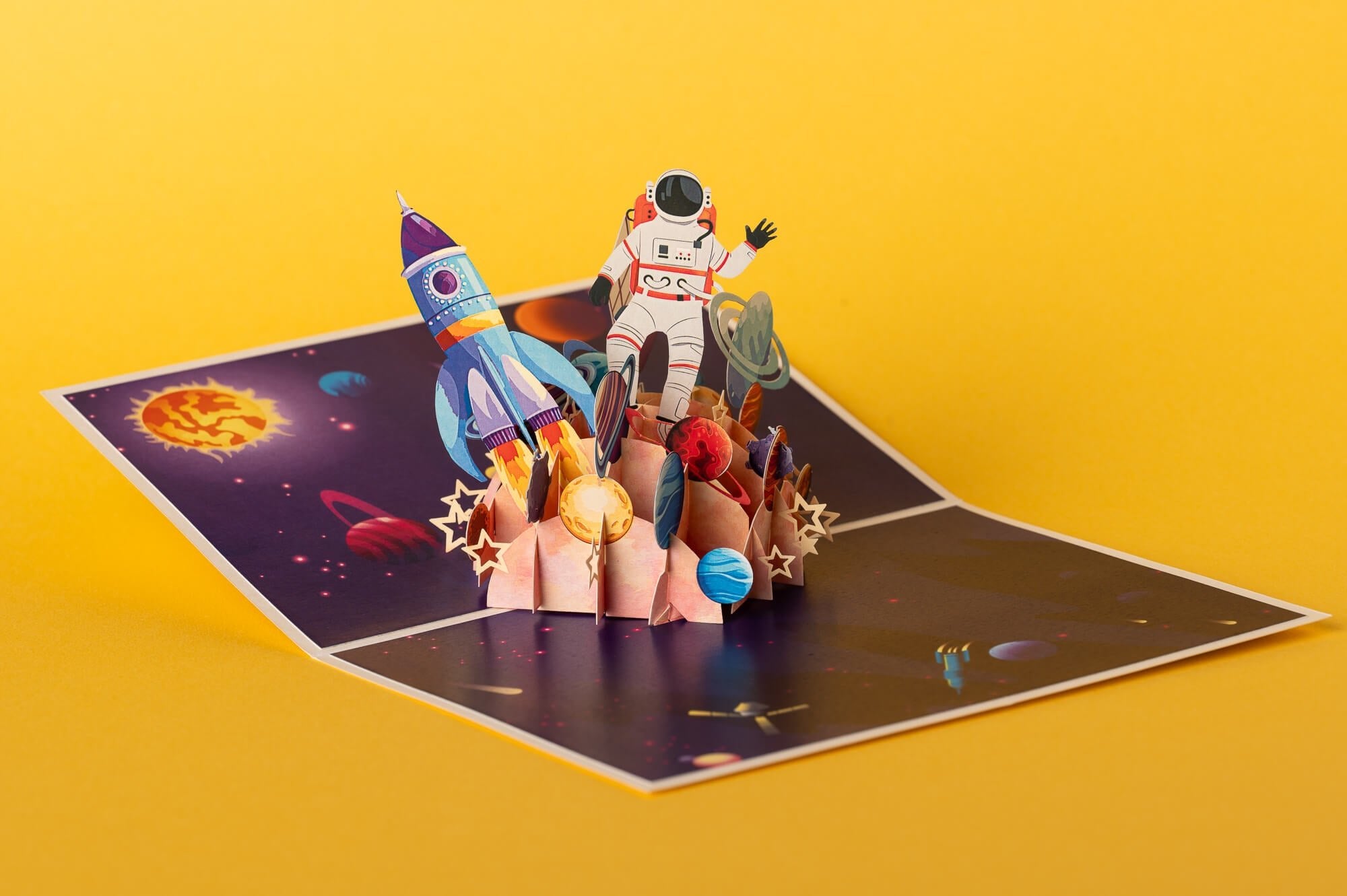 UŽAUGĘS BŪSIU KOSMONAUTAS: išskirtinio grožio 3D pop - up atvirukas + vokas - OBUOLYS