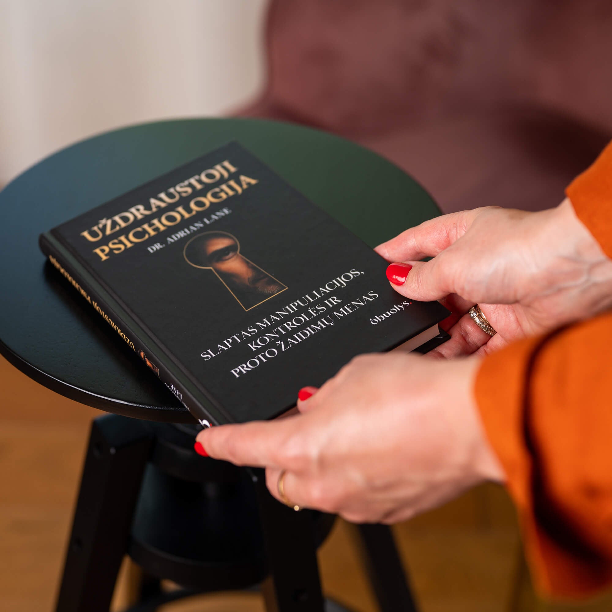 UŽDRAUSTOJI PSICHOLOGIJA: slaptas manipuliacijos, kontrolės ir proto žaidimų menas - OBUOLYS