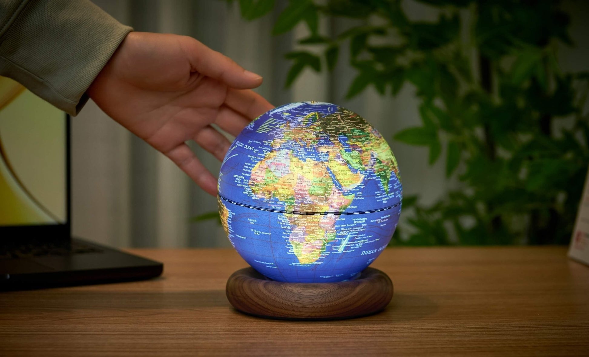 ŽEMĖS GAUBLYS: mažas išmanusis 3D dekoratyvinis AtlasGlobe šviestuvas - OBUOLYS