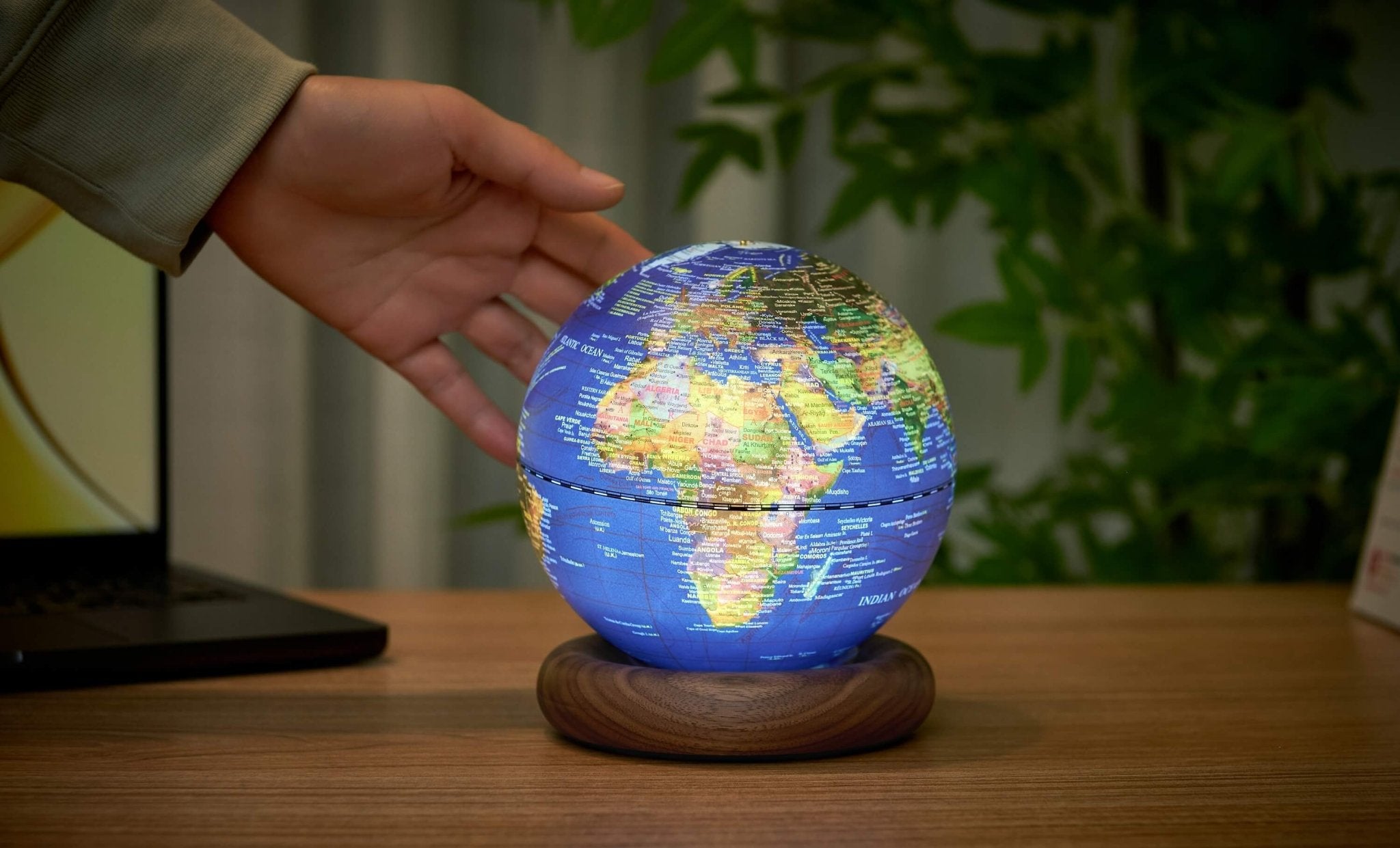 ŽEMĖS GAUBLYS: mažas išmanusis 3D dekoratyvinis AtlasGlobe šviestuvas - OBUOLYS